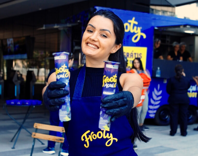 Frooty distribui açaí grátis na Riviera de São Lourenço