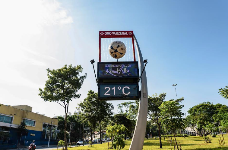 OMO celebra futebol de várzea com gol em movimento