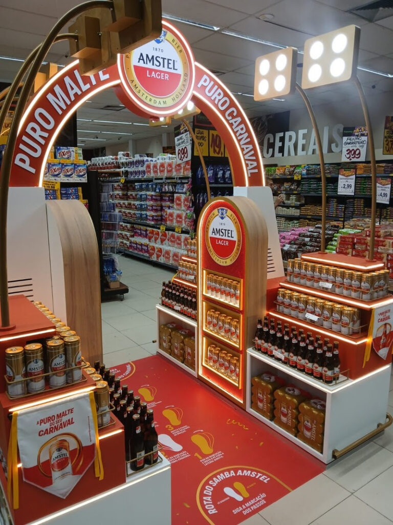 Amstel leva o clima do Carnaval para supermercados, bares e ruas