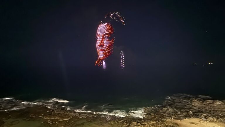 iFood usa 600 drones para formar o rosto da Preta Gil no céu de Salvador