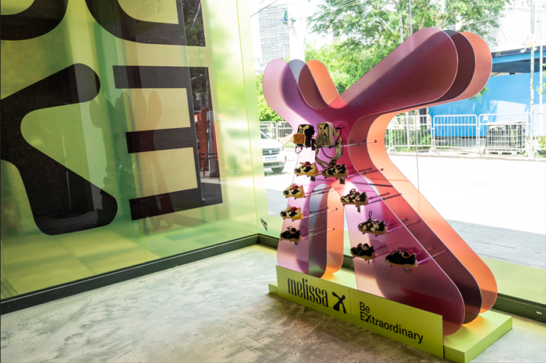 Melissa ocupa o espaço 2005 e reforça estratégia cultural com a linha Melissa X