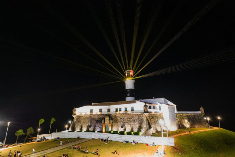 Mercado Pago transforma o Farol da Barra em marco visual do Carnaval de Salvador