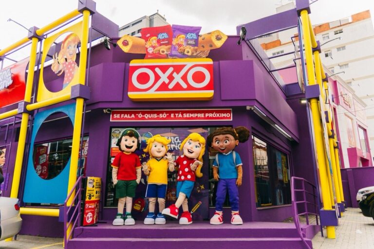 Ana Maria transforma loja do OXXO em playground interativo
