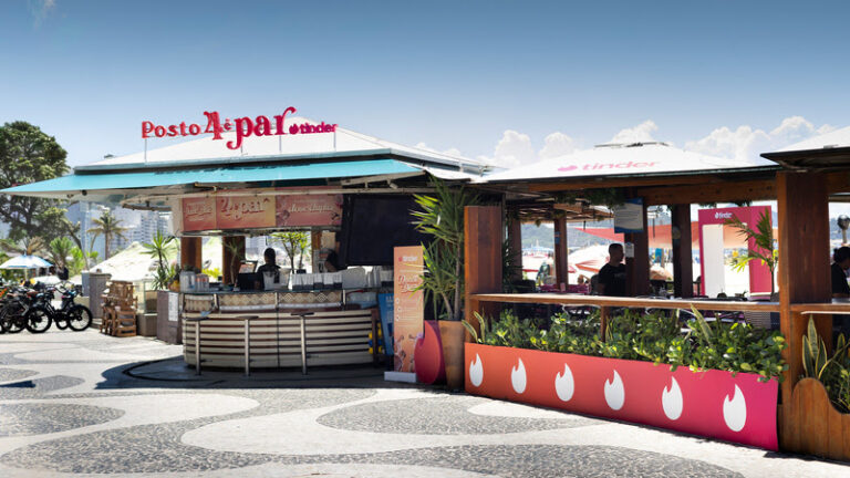 Tinder estreia quiosque “Posto 4 É Par” em Copacabana