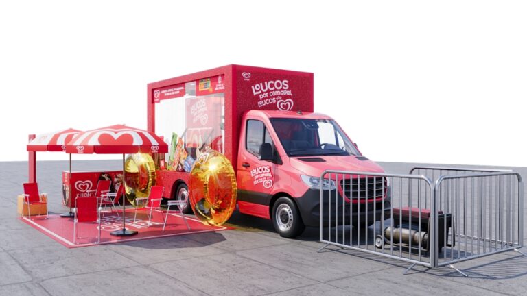 Kibon leva o truck Refrescância em Movimento para os blocos de rua