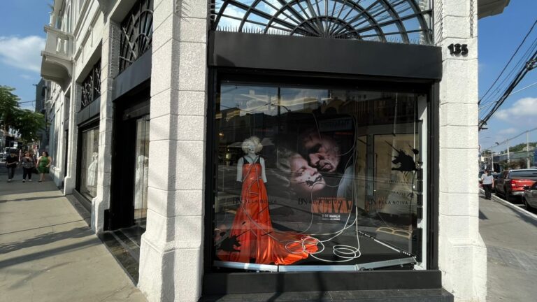 Warner transforma Rua das Noivas em cenário punk para lançamento de “A Noiva!”