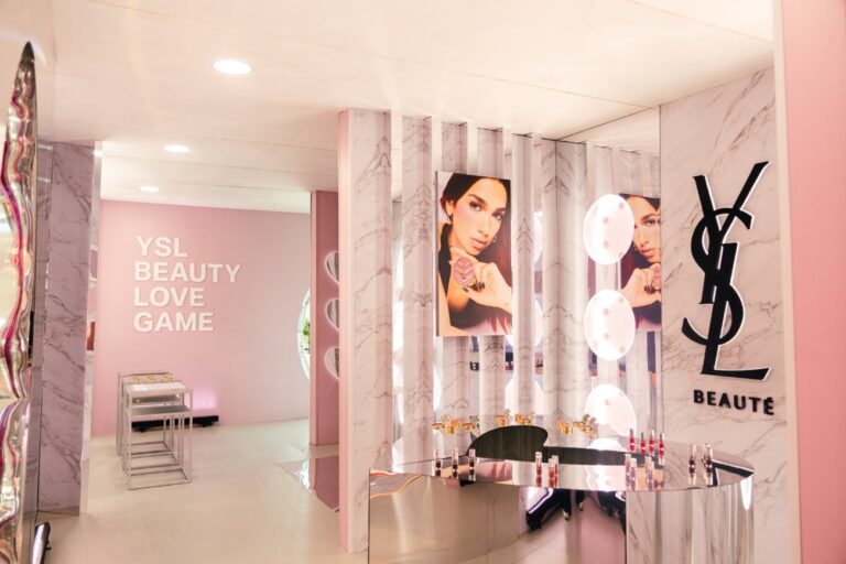 Tração assina YSL Beauty Love Game no Brasil e transforma shoppings em cenário de imersão