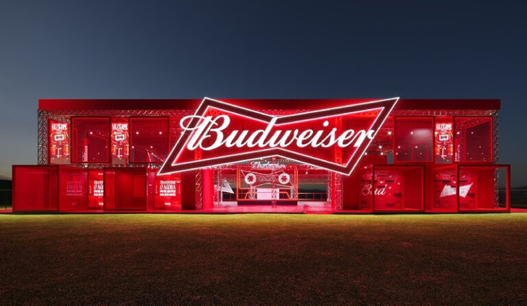 Budweiser celebra Lollapalooza com experiência nostálgica e tecnológica