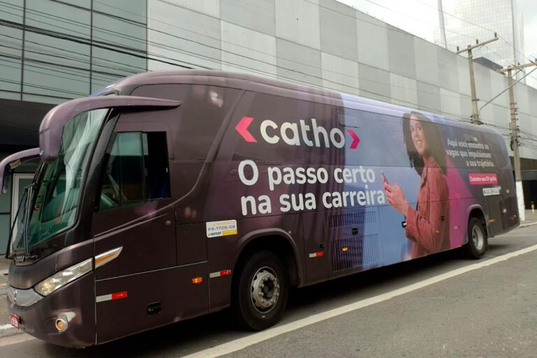 Catho leva reposicionamento de marca para as ruas de SP com ônibus customizado