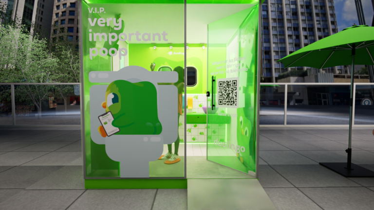 Duolingo lança campanha "Lição Privada" com banheiro VIP na Paulista