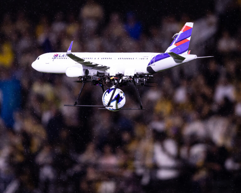 LATAM decola na final do Paulistão com drone-aeronave e voo temático