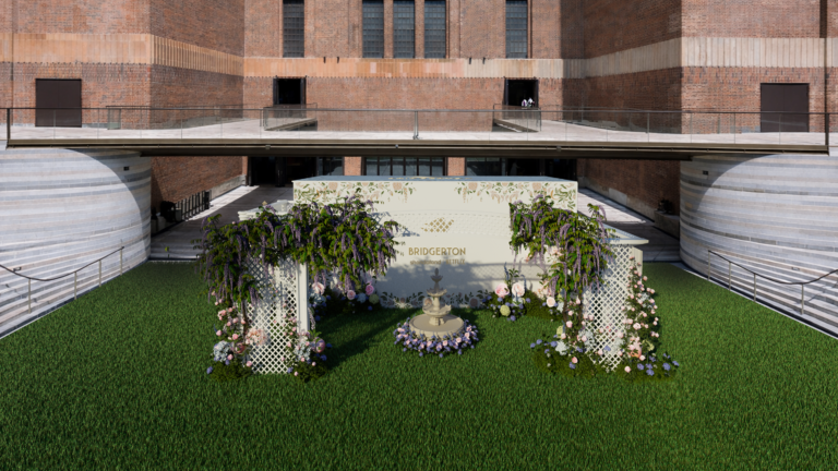 Dove e Bridgerton criam experiência em Londres com banheira e fragrâncias exclusivas