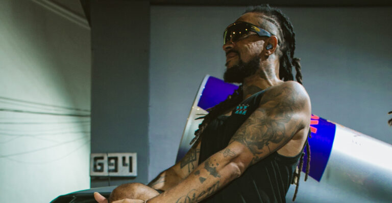 Rael faz lançamento musical com experiência imersiva e ativações de marcas