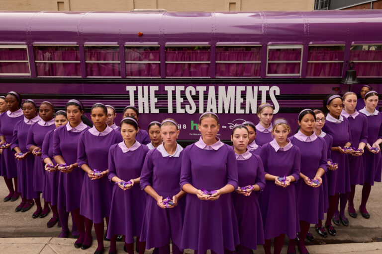 Hulu invade Austin com ônibus roxo para lançar “The Testaments” no SXSW