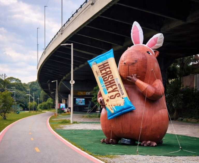 Hershey’s instala capivara inflável na Marginal Pinheiros