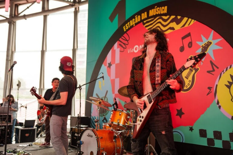 ViaMobilidade leva prévia do line-up do Lollapalooza 2026 para estação