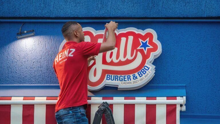 Heinz transforma apóstrofo de restaurante em sachê de ketchup