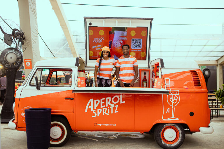 Aperol vai ao Nômade Festival com Kombi e carrinhos personalizados