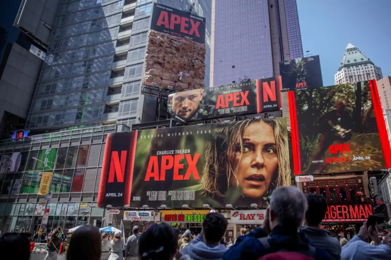 Charlize Theron escala outdoor na Times Square em ação da Netflix