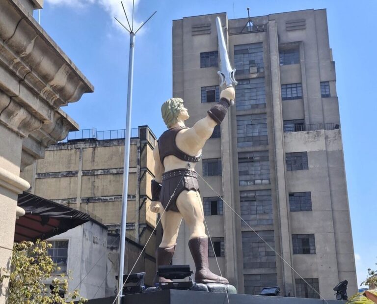 Estátua gigante do He-Man invade o centro de São Paulo