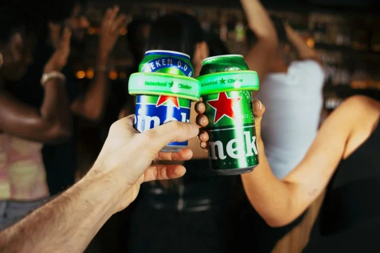 Heineken cria pulseira que transforma brinde em match musical no Coachella