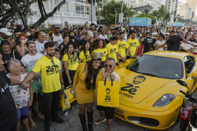 Zé Delivery estaciona Ferrari amarela no Rio e distribui bebidas grátis