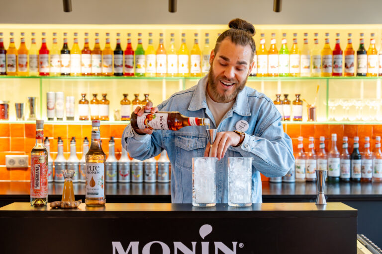 MONIN Cup 2026 chega com campeonato global de coquetelaria para jovens bartenders