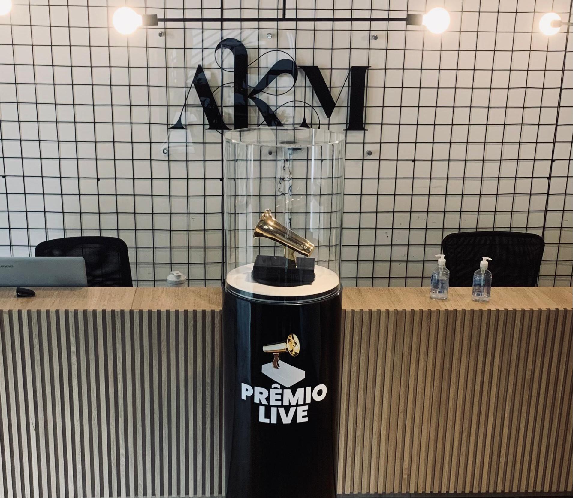 AKM recebe Megafone Tour do Prêmio Live