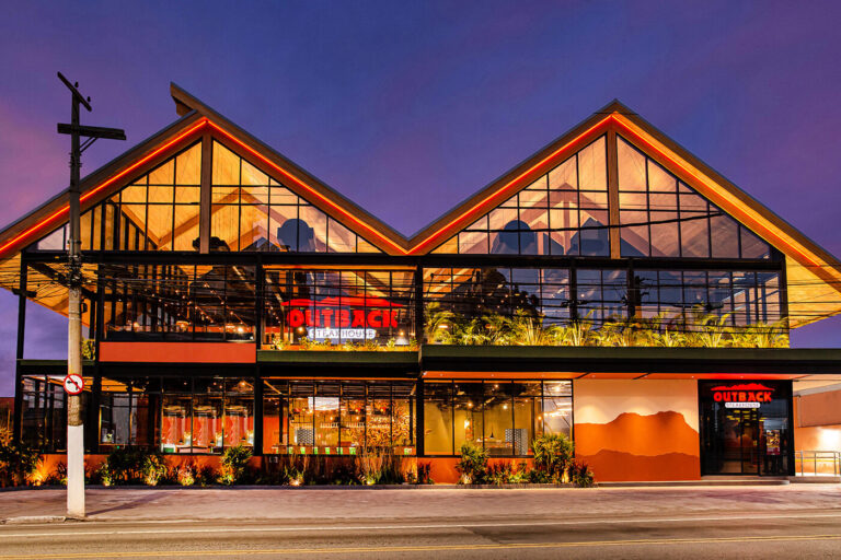 Outback vira restaurante oficial da Casa CazéTV