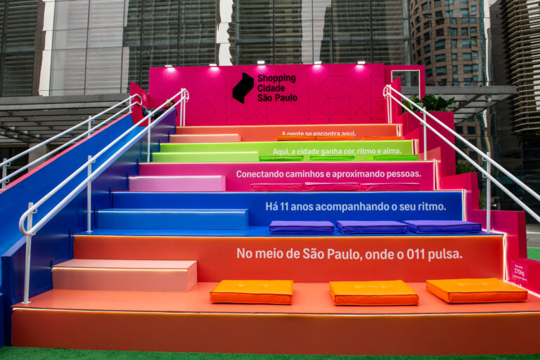 Shopping Cidade São Paulo celebra 11 anos com escadaria cenográfica e escorregador gigante
