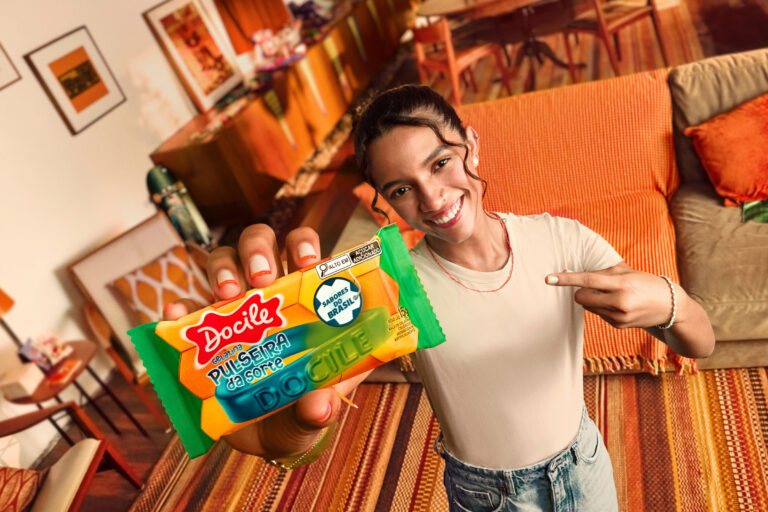 Docile entra na onda da torcida e aposta em ‘pulseira comestível’