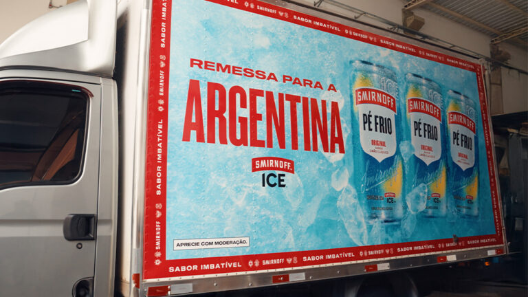Smirnoff Ice envia caminhão de latas da edição limitada “Pé Frio” para a Argentina