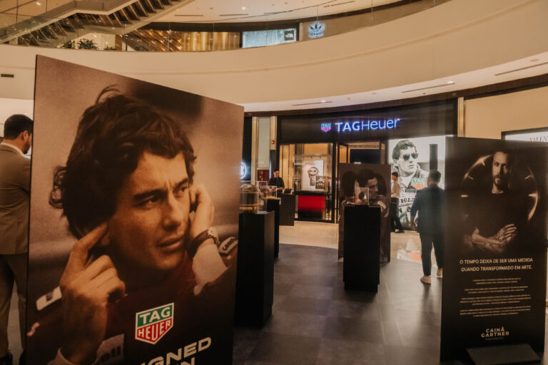 TAG Heuer homenageia Ayrton Senna com exposição de obras em madeira no Pátio Batel