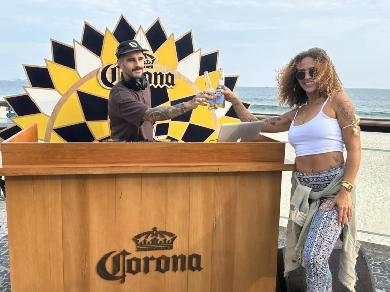 Corona Sunset Cero antecipa o feriado com happy hour na orla do Leme e pocket show 
