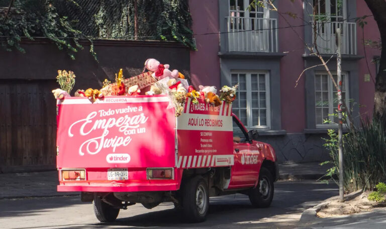 Tinder convida público a jogar fora as lembranças dos ex em ação no México