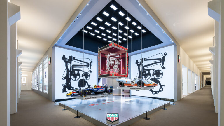 TAG Heuer acelera de volta à Watches & Wonders com espaço ousado e coração pulsante 