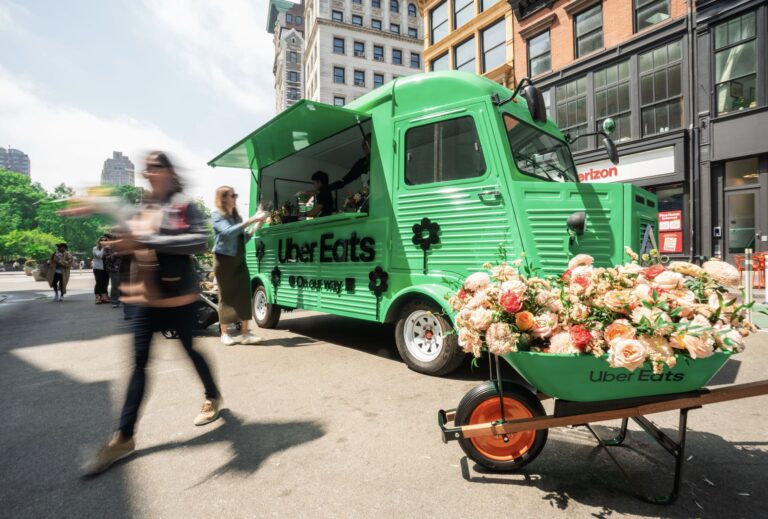 Uber Eats celebra Dia das Mães com estação floral móvel em Nova York