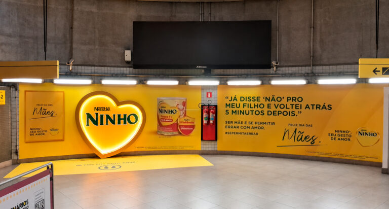 Ninho faz ativação de Dia das Mães com coração gigante em SP