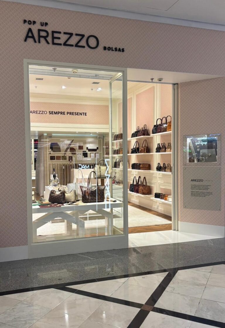 Arezzo abre pop-up dedicada a bolsas em SP com monograma proprietário