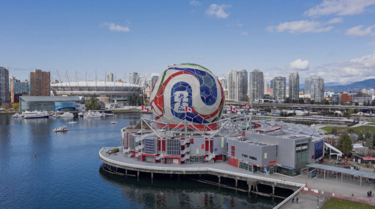 adidas e FIFA transformam Science World de Vancouver em réplica gigante da Trionda