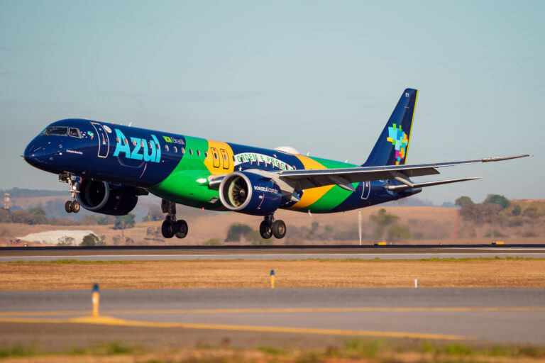 Azul faz sobrevoo especial no Rio para celebrar parceria com a Seleção Brasileira