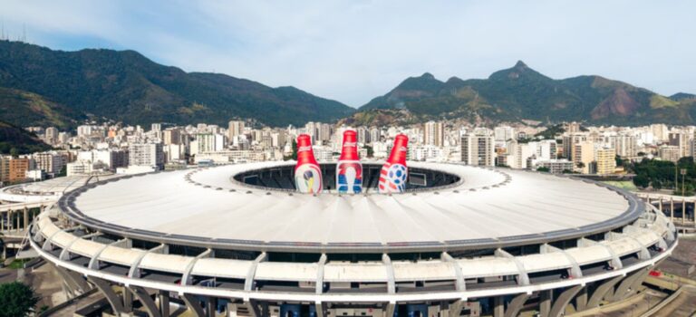 Budweiser transforma Maracanã em balde gigante de cerveja