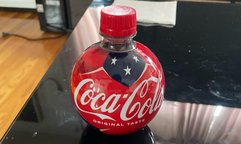 Coca-Cola lança garrafa no formato de bola para a Copa do Mundo de 2026
