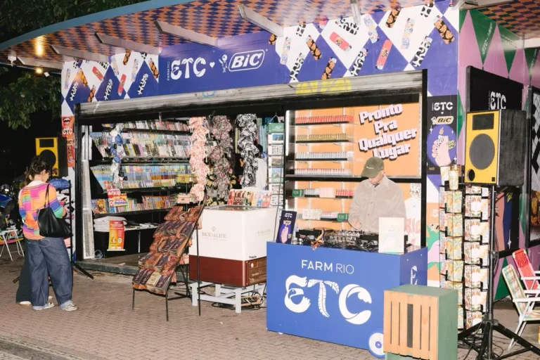FARM Etc e BIC ativam banca de jornal em Ipanema para lançamento de coleção