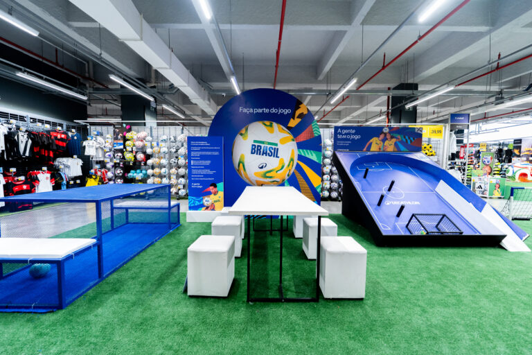 Decathlon transforma lojas em pontos de encontro para fãs de futebol