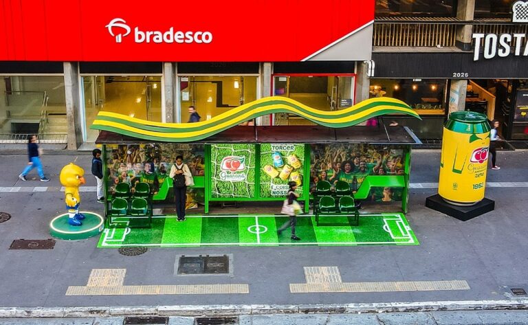 Guaraná Antarctica transforma ponto de ônibus na Paulista em arquibancada temática