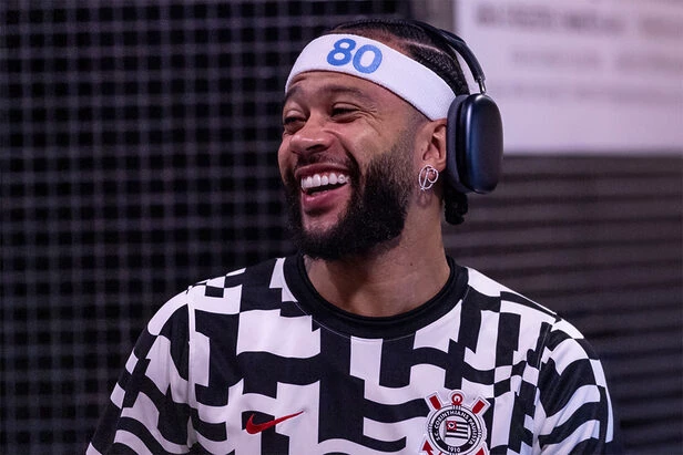 KLM celebra 80 anos no Brasil com ação de Memphis Depay em jogo do Corinthians
