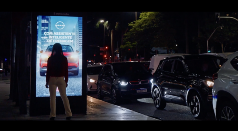 Nissan transforma ponto de ônibus em test-drive urbano de frenagem automática