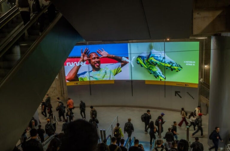 PUMA ativa relógios digitais e painéis de LED após convocação de Neymar Jr.