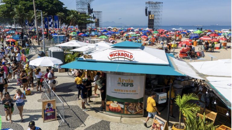 Wickbold leva experiência imersiva a Copacabana com quiosque personalizado